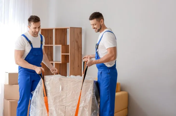 Möbelpacker tragen mit Gurt Möbelpacker tragen mit Gurt